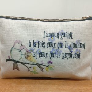 Petite pochette "L'amour guérit"